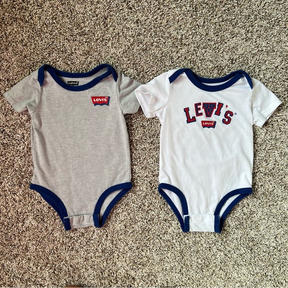 6-9 month Levi’s Baby Boy Bodysuits Bundle - Gray & White - Picture 1 of 5